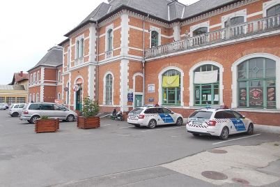 Bahnhof_Tiszai_Hauptgebaude_Polizei_2022_Miskolc.jpg
