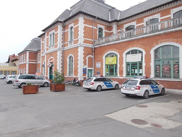 Bahnhof_Tiszai_Hauptgebaude_Polizei_2022_Miskolc.jpg