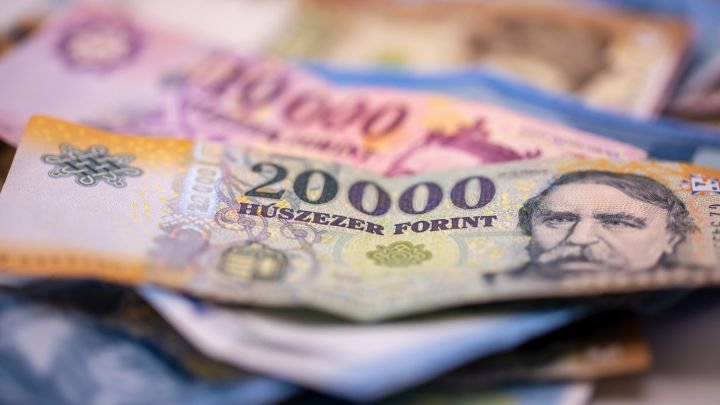gettyimages-1367726177-arfolyam-bankjegy-fizetoeszkoz-gazdasag-jegybank-keszpenz-penz-valuta-783010.jpg