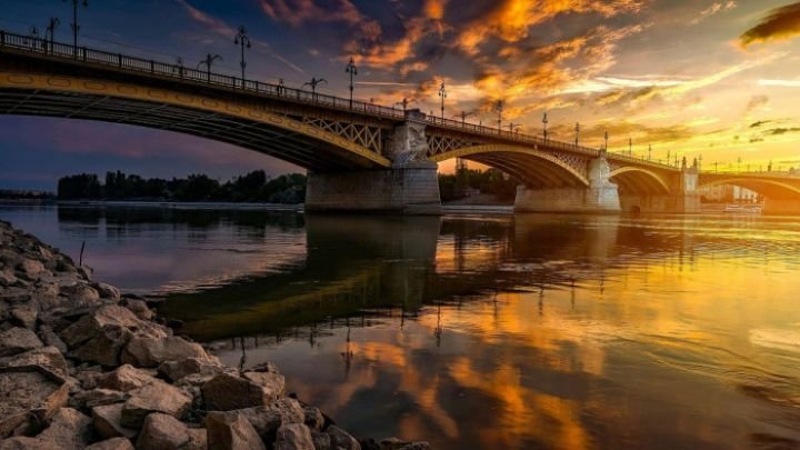vegre_emelkedik_a_duna_ennyit_nott_a_vizszint_budapesten-700x394-crop.jpg